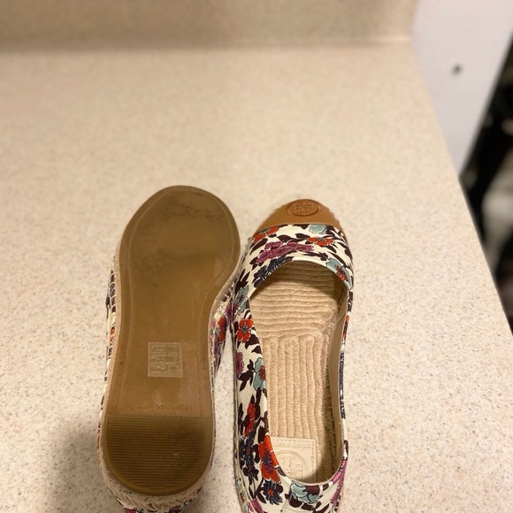 Tory Burch Cream, Red, Blue Wallpaper Floral Espadrilles Size 9 - Picture 4 of 5